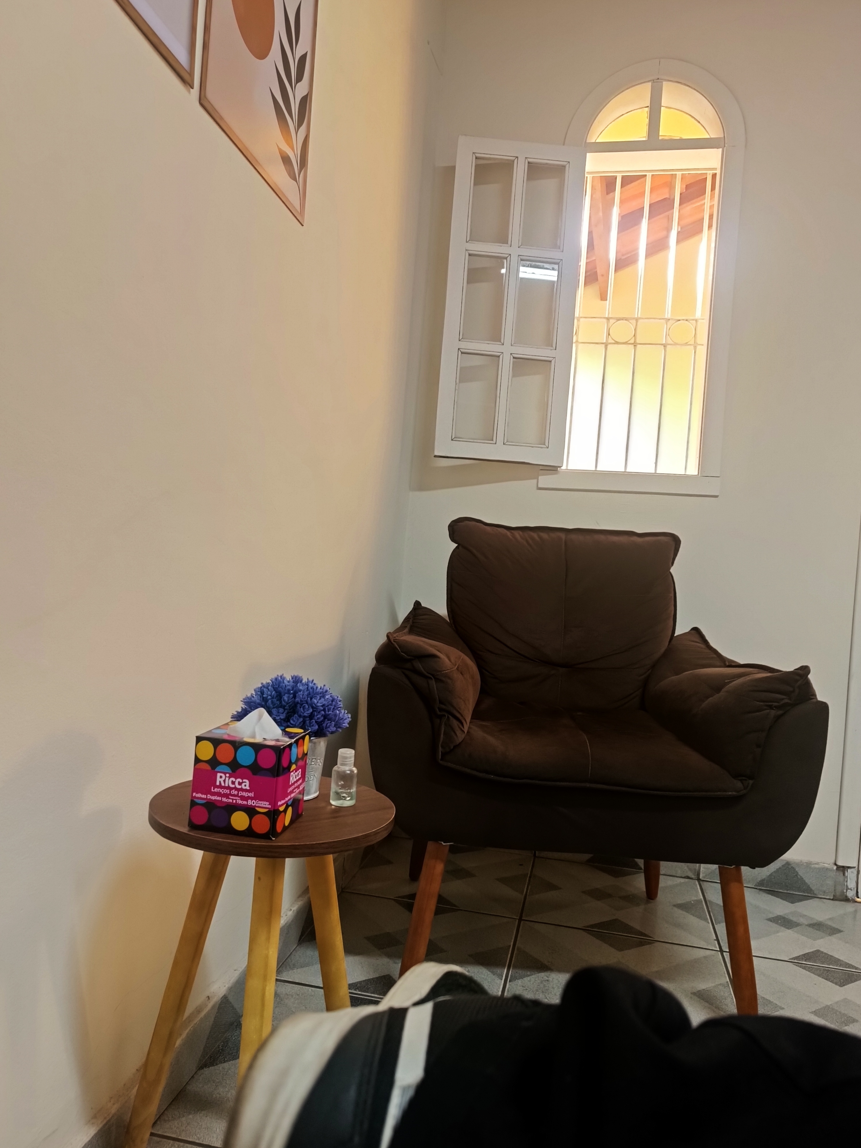 Consultório — Poltrona e mesa lateral
